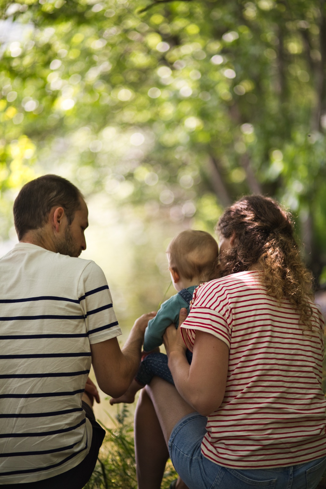 Les parents et leur bébé de dos