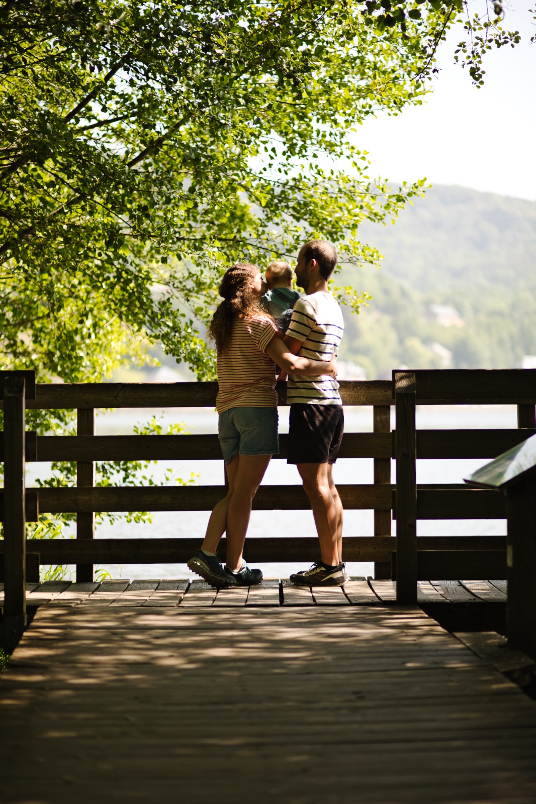 Les parents et leur bébé sur un ponton
