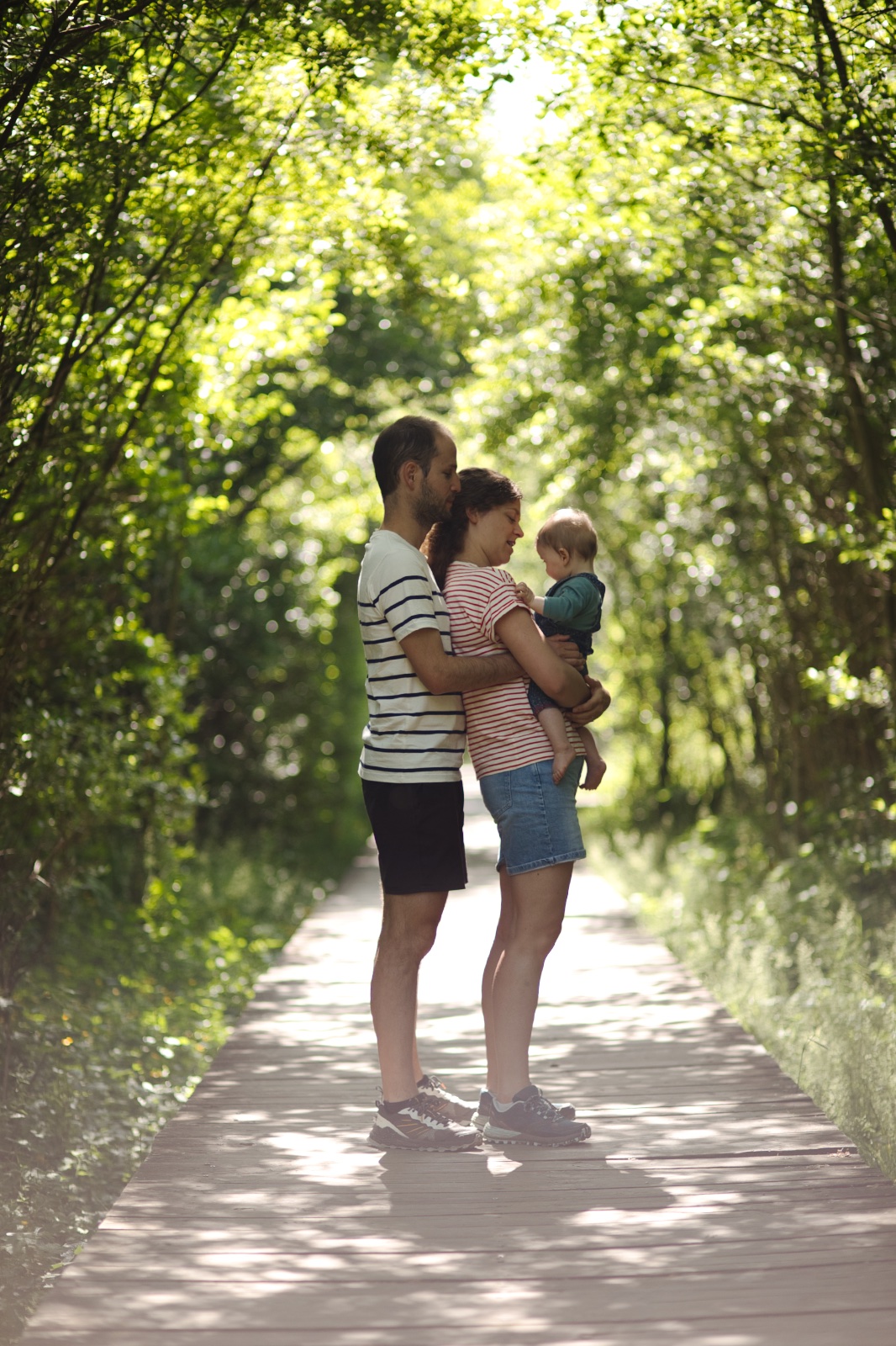 La famille pose sur un chemin de bois
