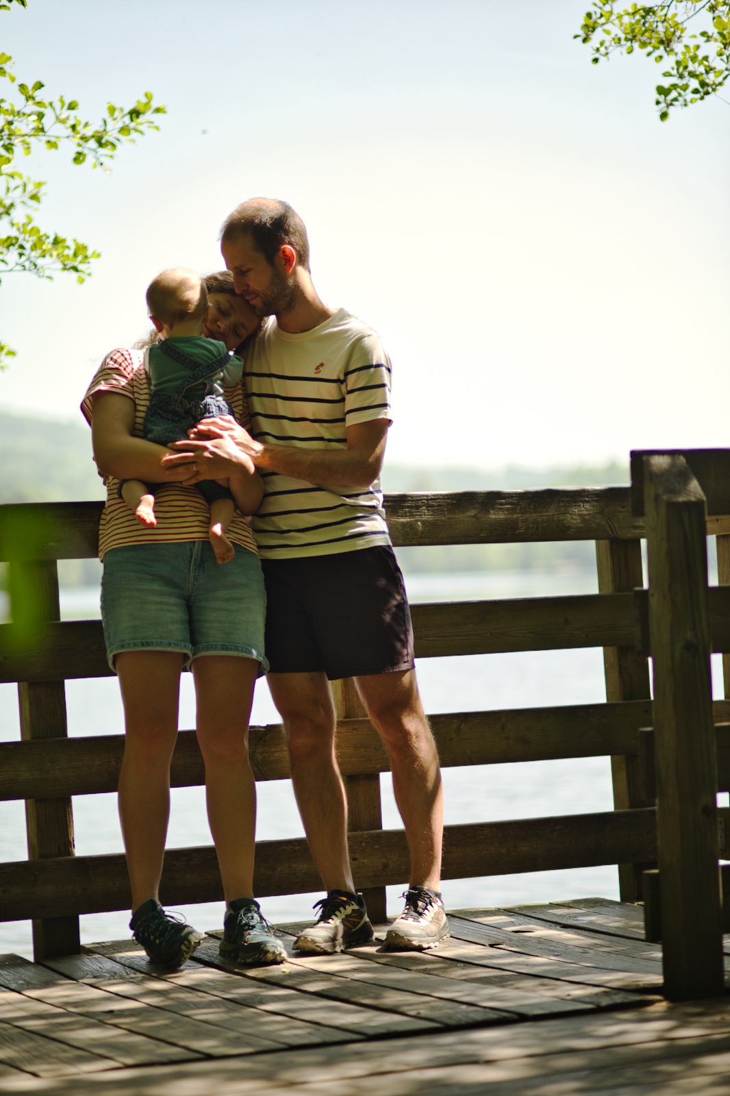 Câlin en famille sur un ponton